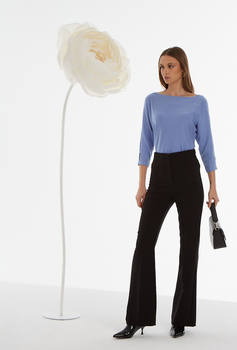 Sweter z perełkami na rękawie