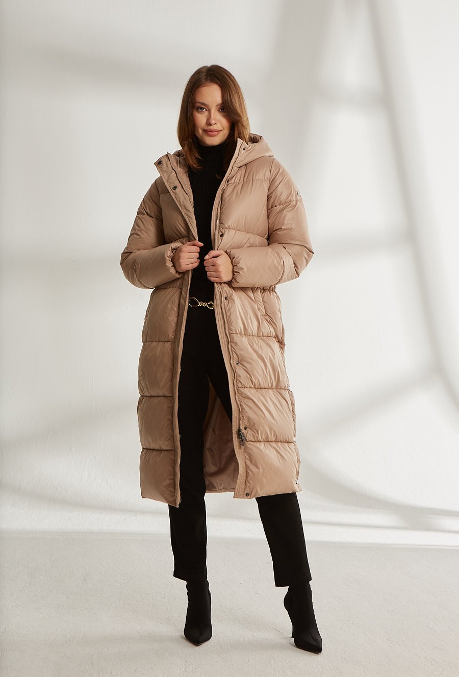 Długi pikowany płaszcz z kapturem