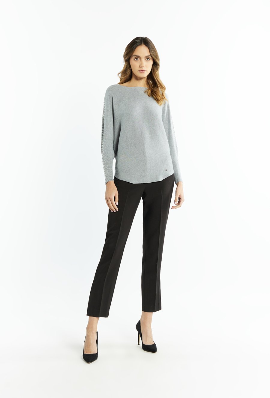 Sweter damski z dżetami na rękawach