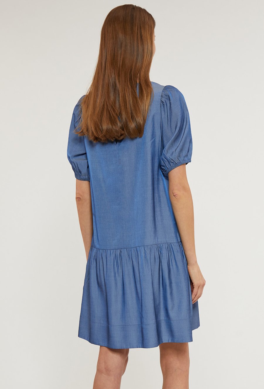 Gładka sukienka z falbaną