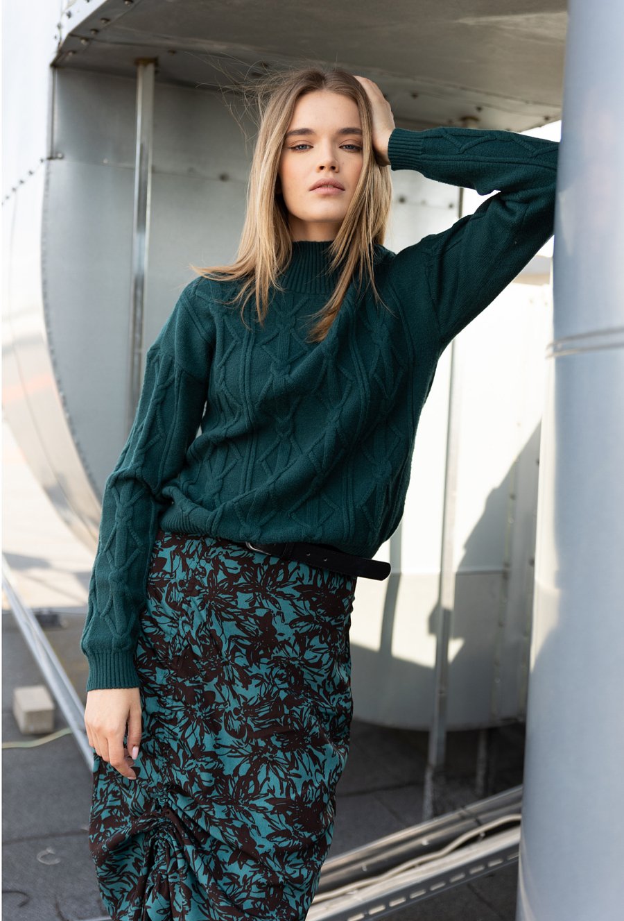 Wzorzysta sp&oacute;dnica midi ze ściągaczem