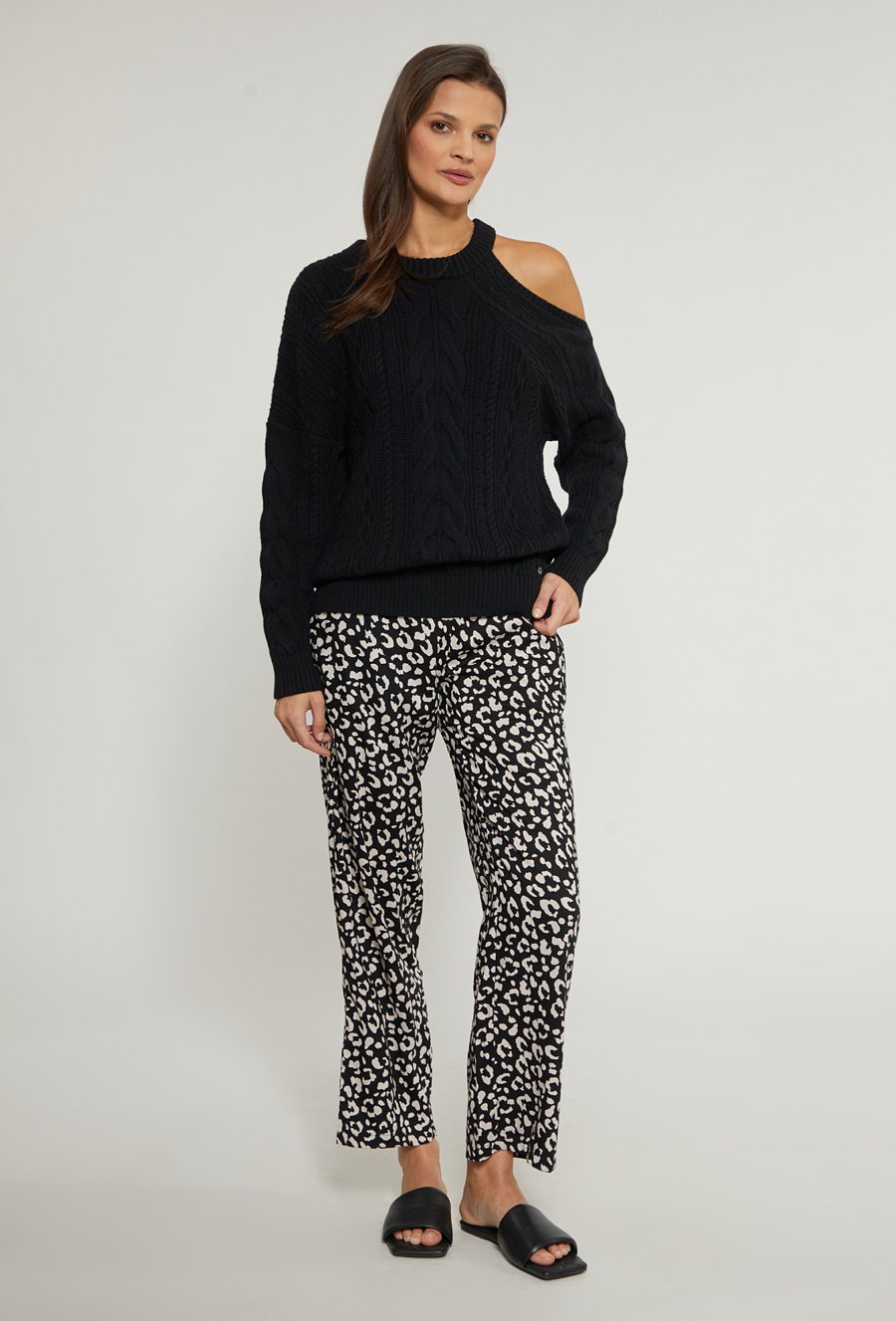 Wiskozowy sweter damski z odkrytym ramieniem