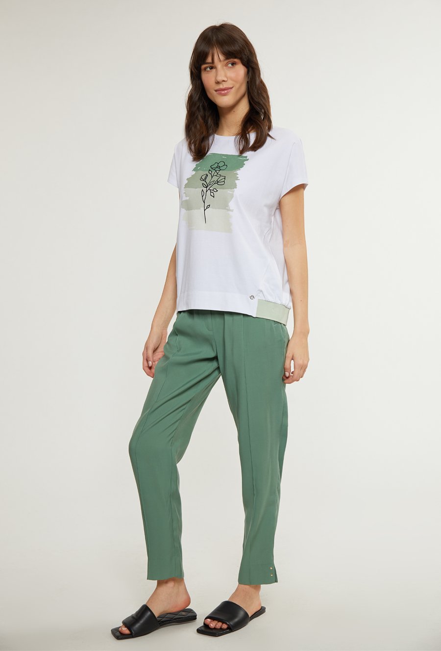 T-shirt damski z haftowanym wzorem