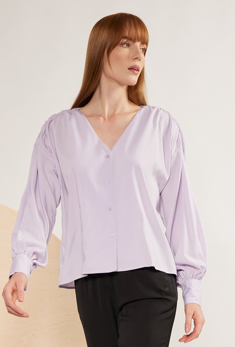 Gładka liliowa koszula z dekoltem w V-neck