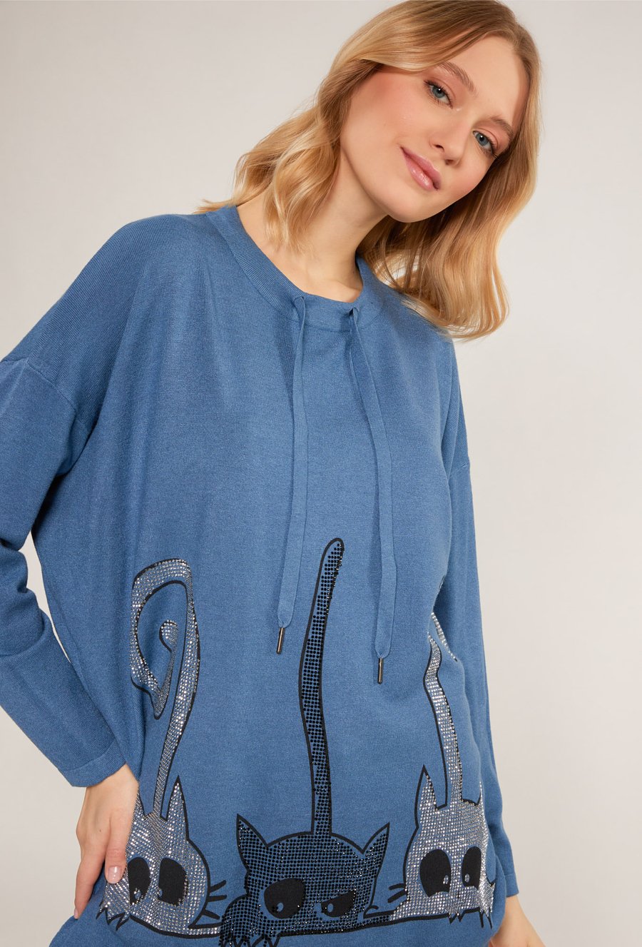 Sweter z dżetowym wzorem w koty