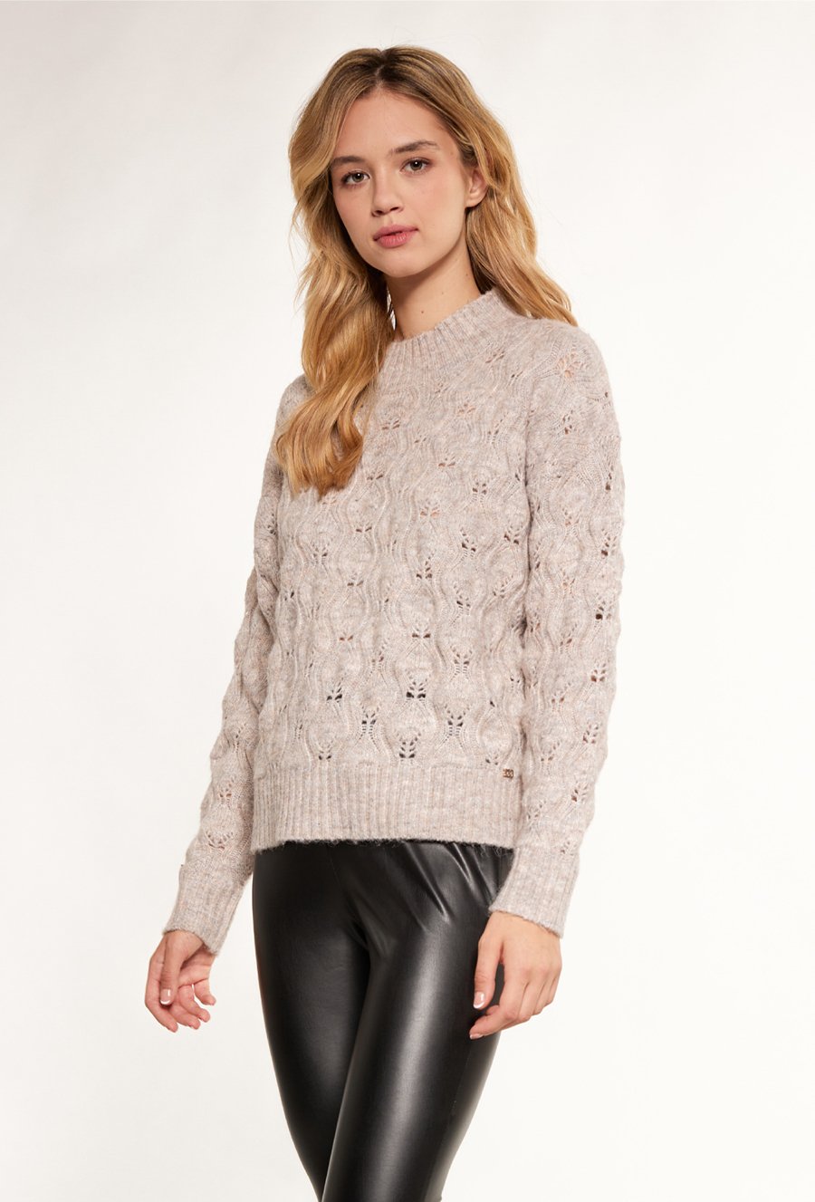 Sweter z ozdobnym splotem