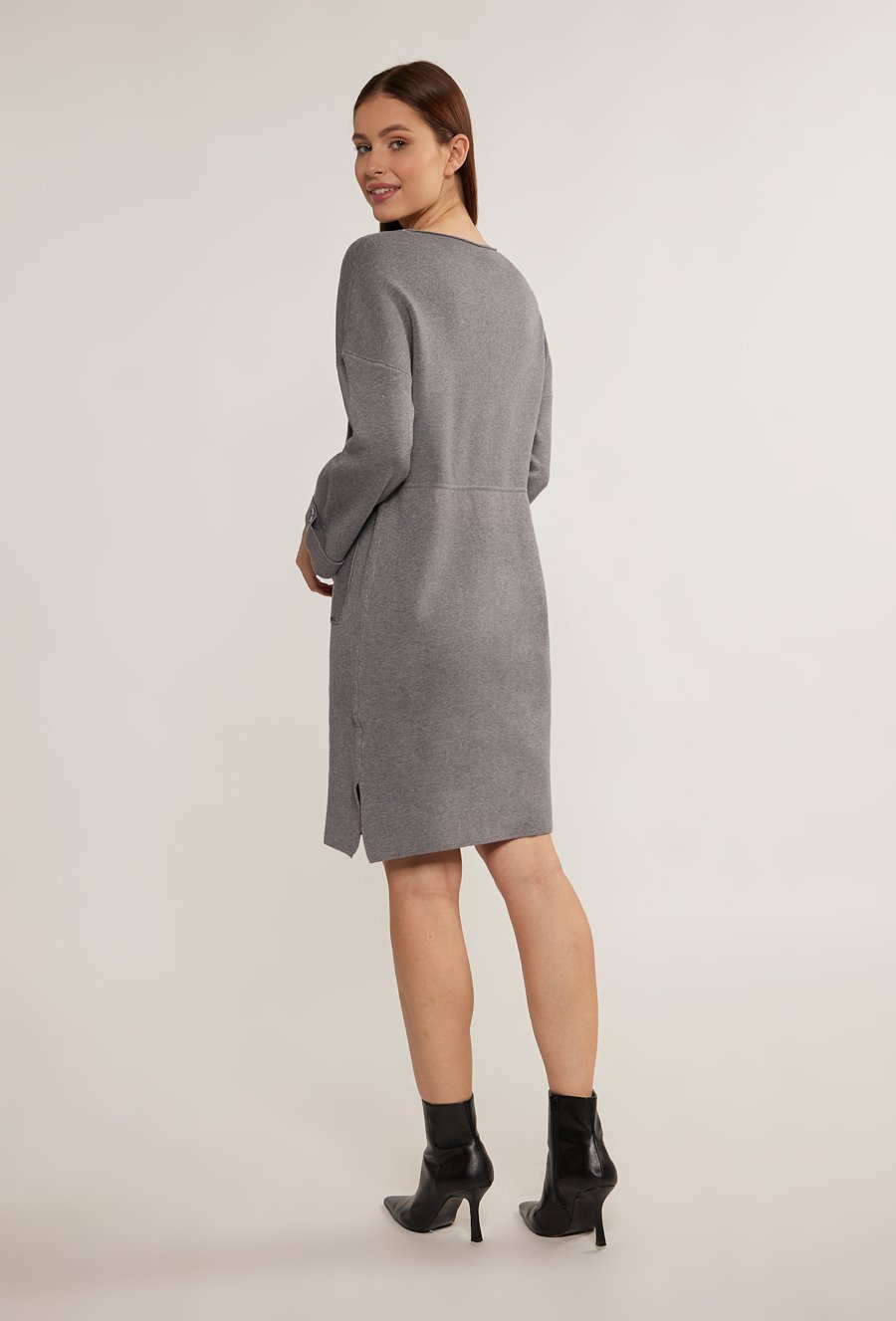 Swetrowa sukienka ze ściągaczem w talii