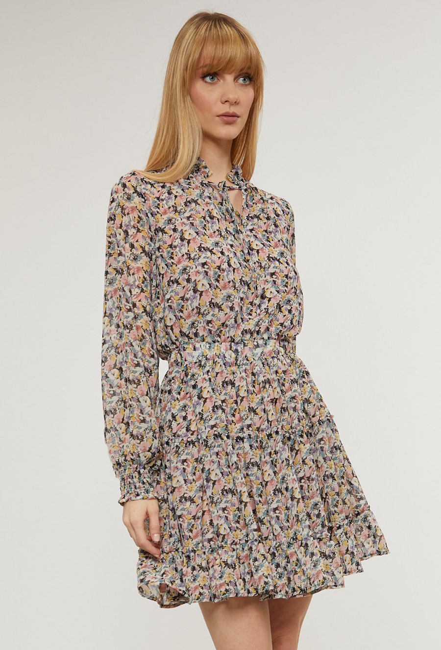 Kr&oacute;tka sukienka z falbanami