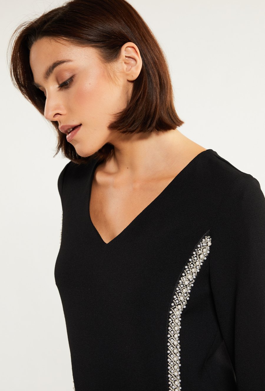 Elegancka sukienka z biżuteryjną aplikacją