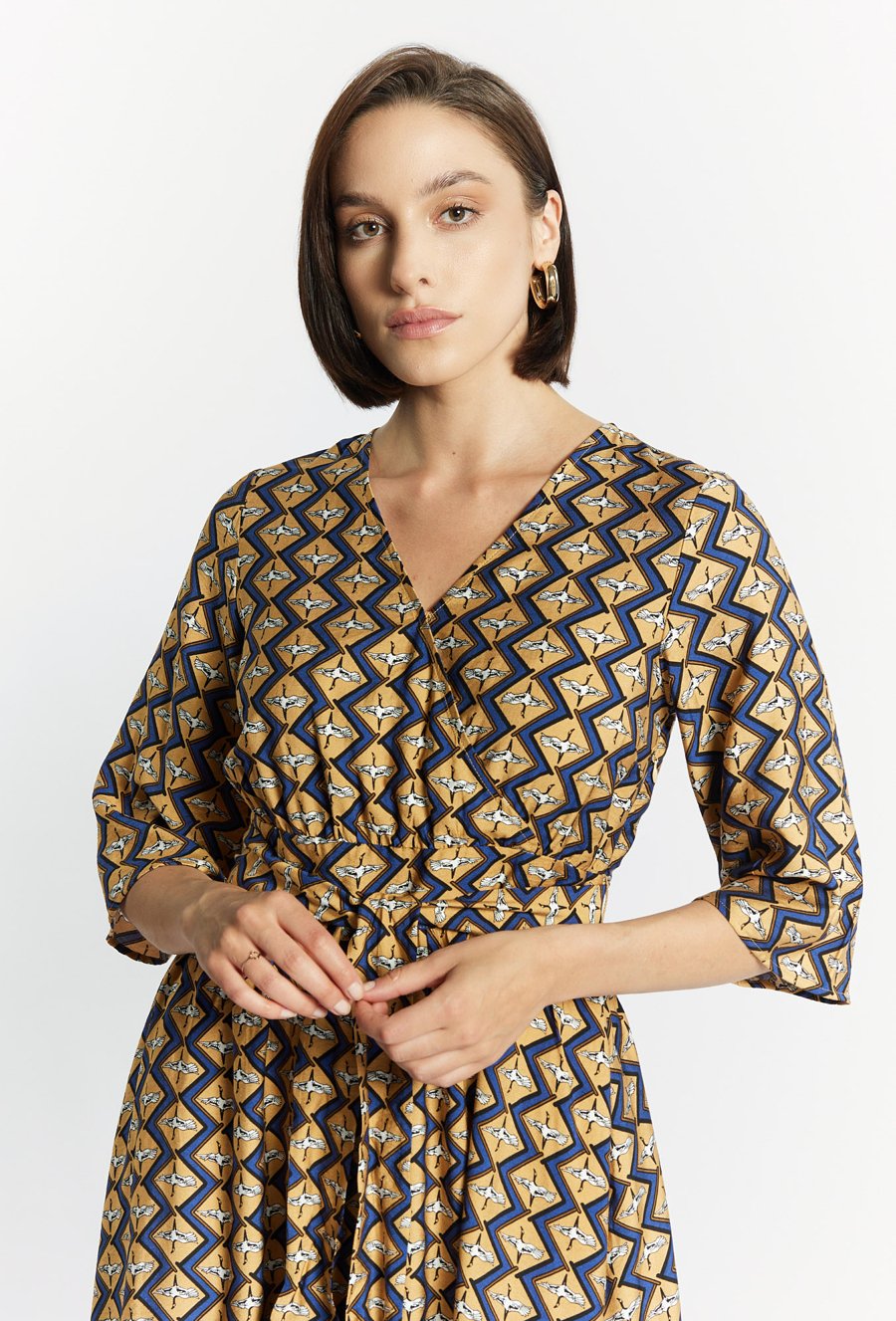 Wzorzysta sukienka z wiązaniem