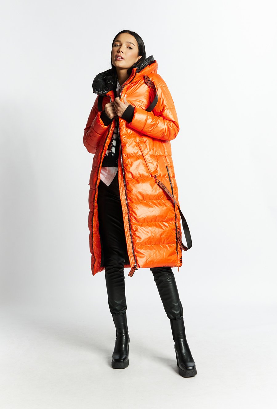 Pikowany płaszcz damski z kapturem