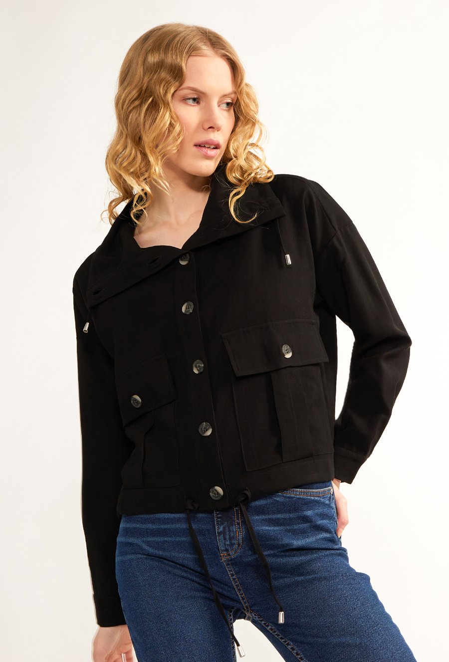 Kr&oacute;tka kurtka z kieszonkami