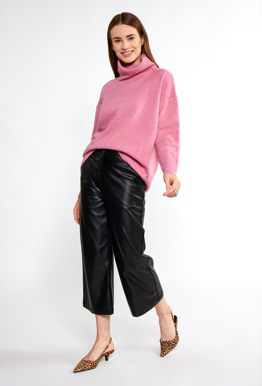 Klasyczny sweter damski z golfem