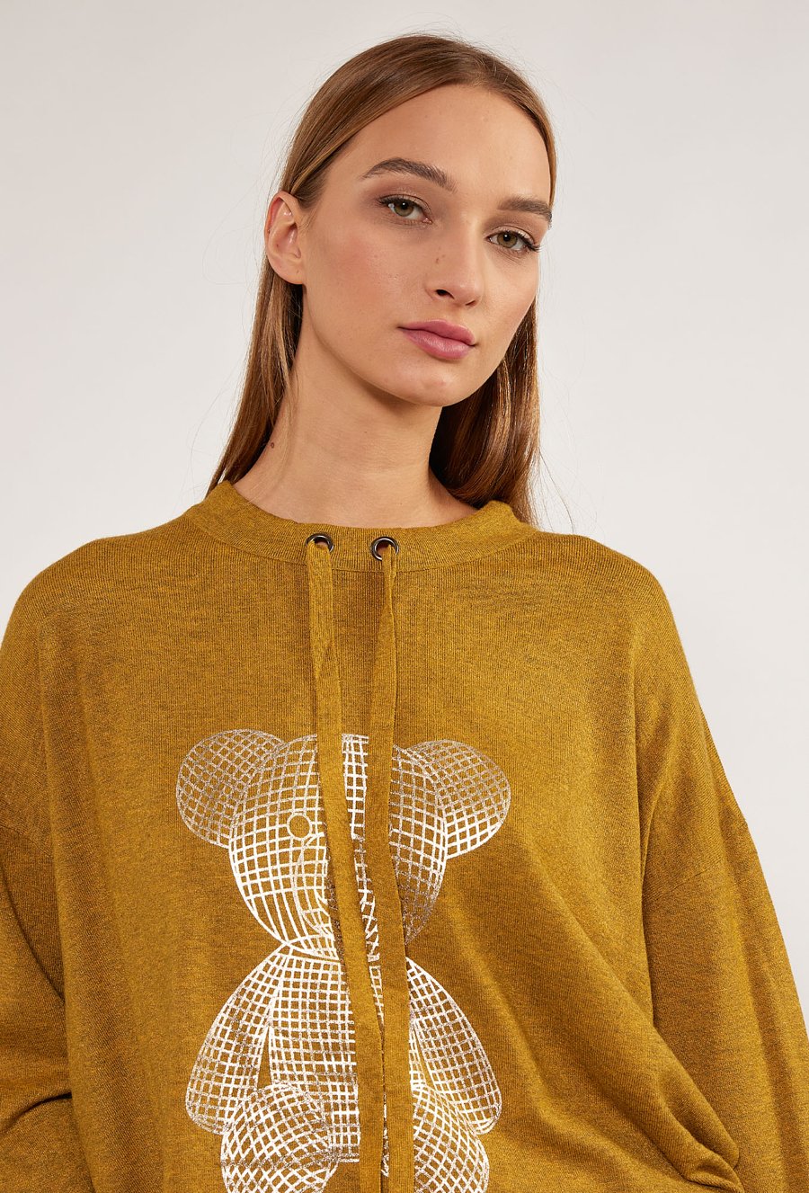 Sweter damski z ozdobnym misiem