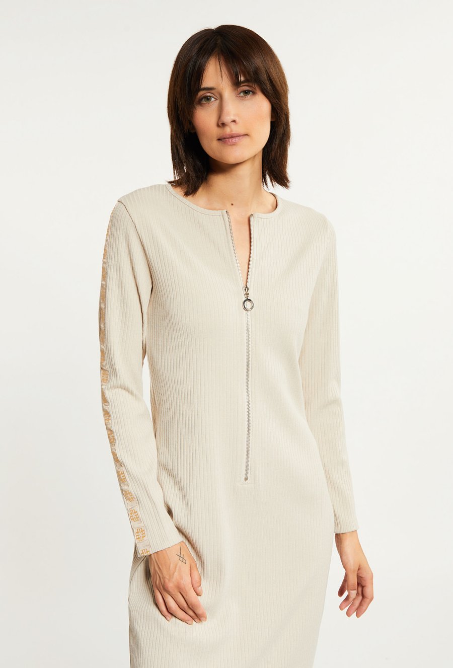 Sukienka mini z ozdobnymi rękawami