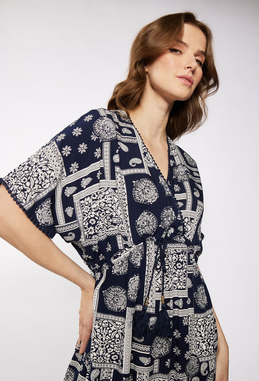 Wzorzysta sukienka midi