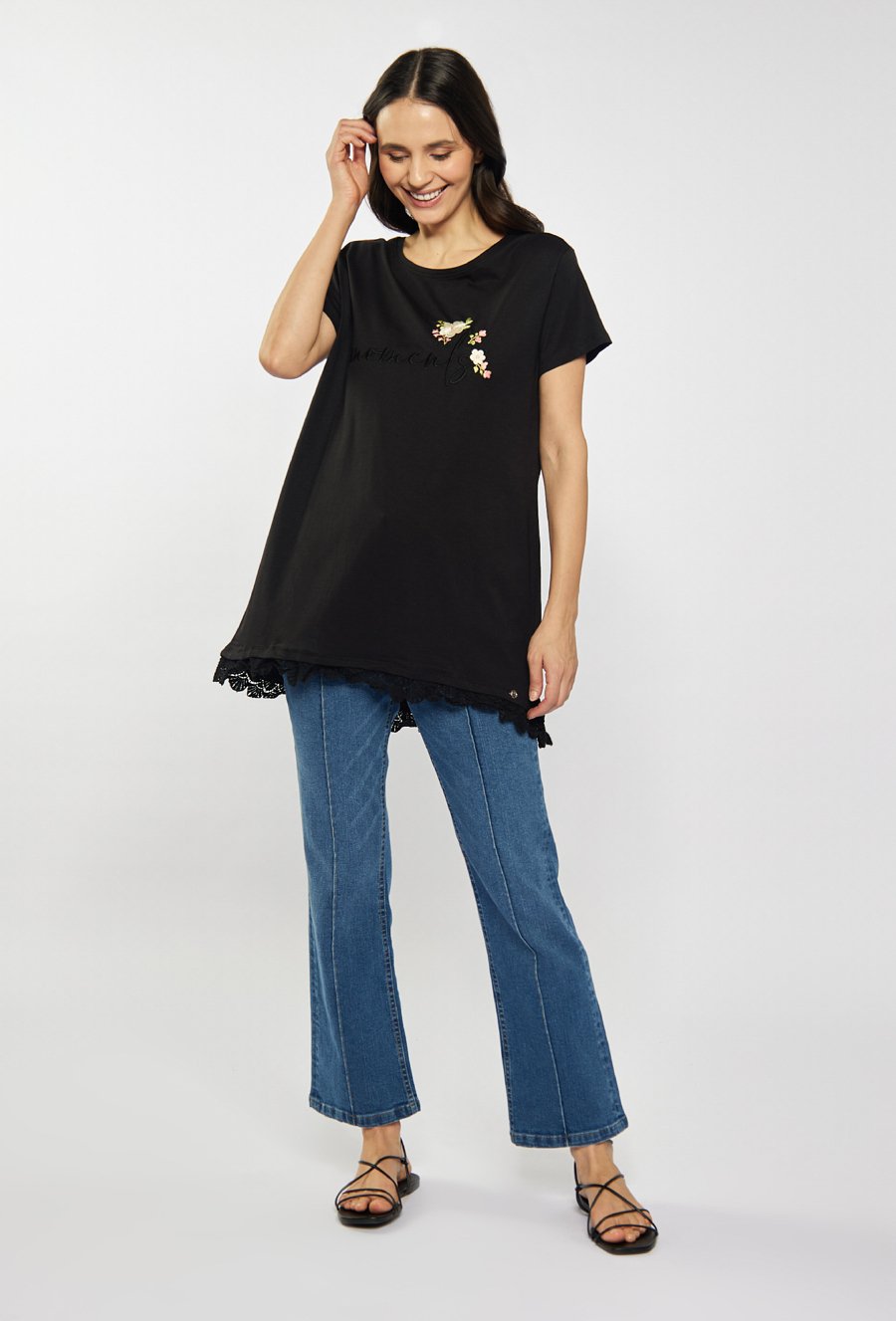 T-shirt z koronkowym wykończeniem
