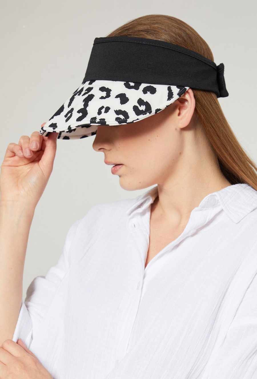 Wzorzysty daszek damski