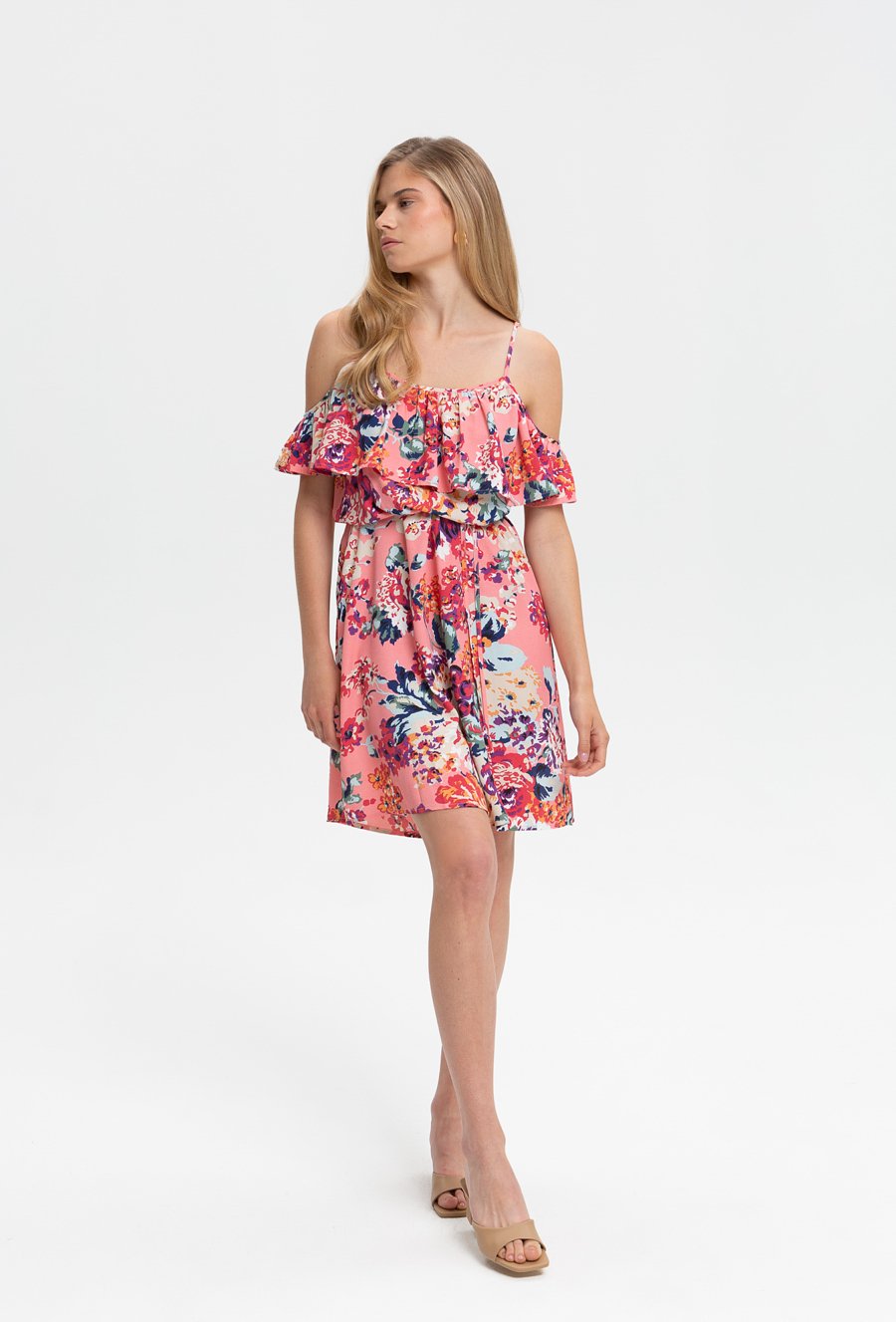 Sukienka  z falbana przy dekolcie