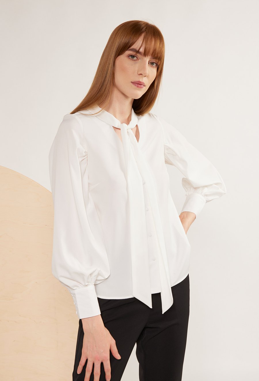 Elegancka bluzka z wiązaną szarfą