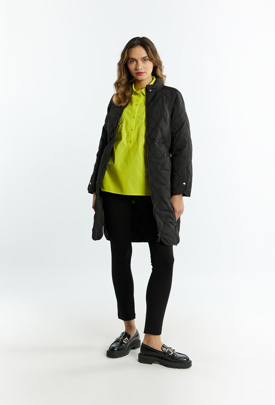 Pikowany płaszcz damski z kołnierzem