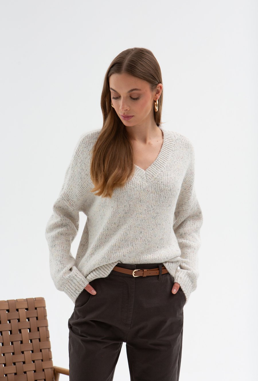 Sweter w serek z kolorową wł&oacute;czką