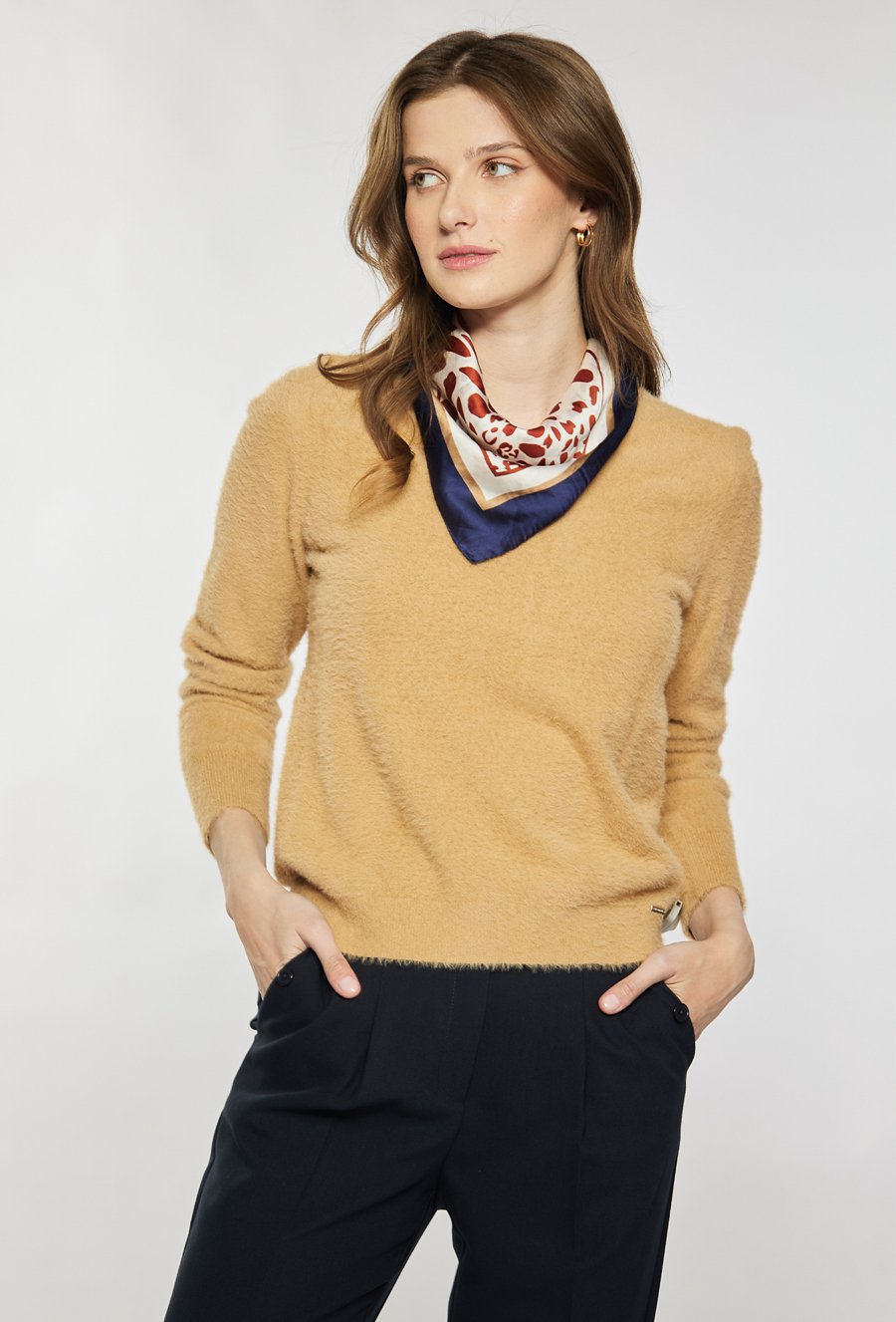 Sweter z kr&oacute;tkim włosiem