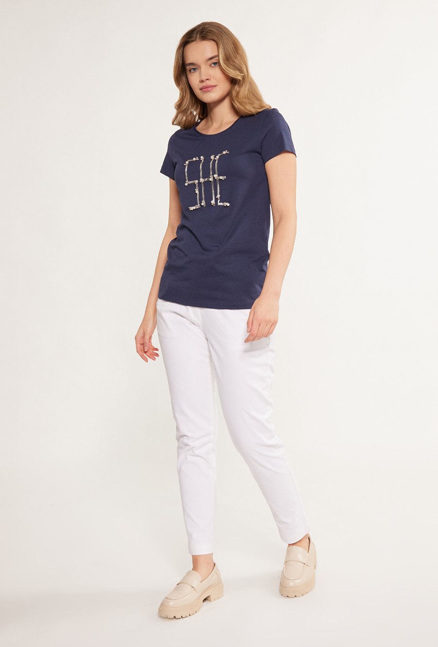 T-shirt z biżuteryjną aplikacją