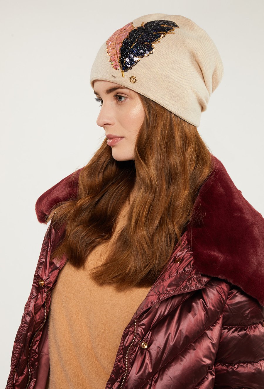 Czapka z cekinową aplikacją