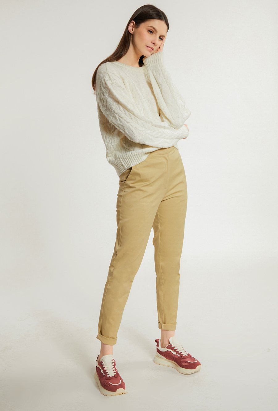 Beżowe dopasowane spodnie