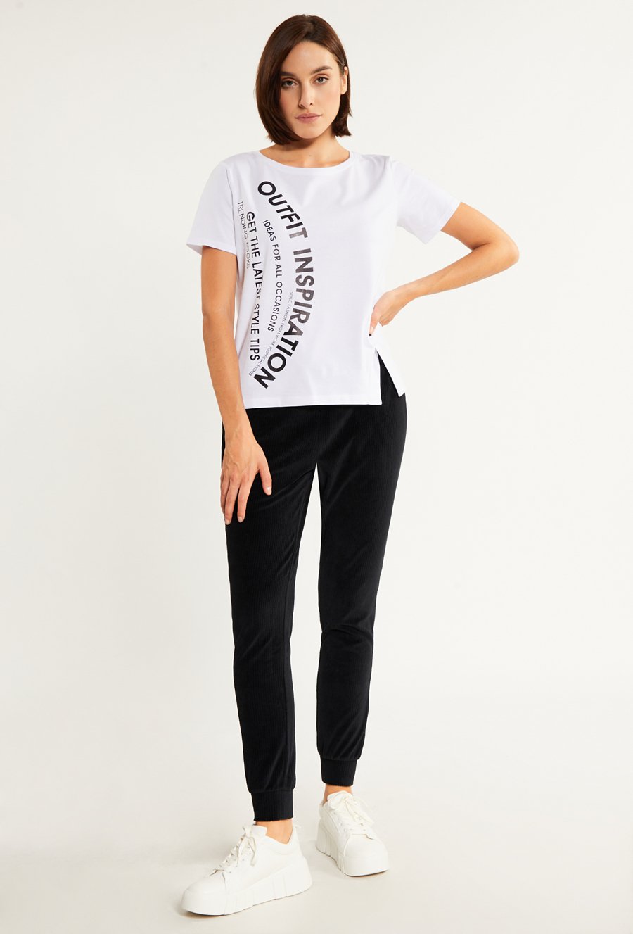 T-shirt z ozdobnym rozcięciem