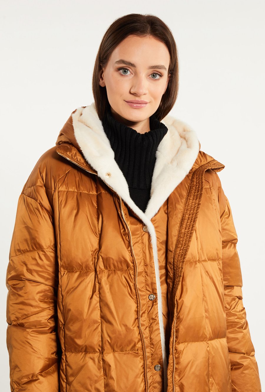 Puchowa kurtka z odpinanym kapturem