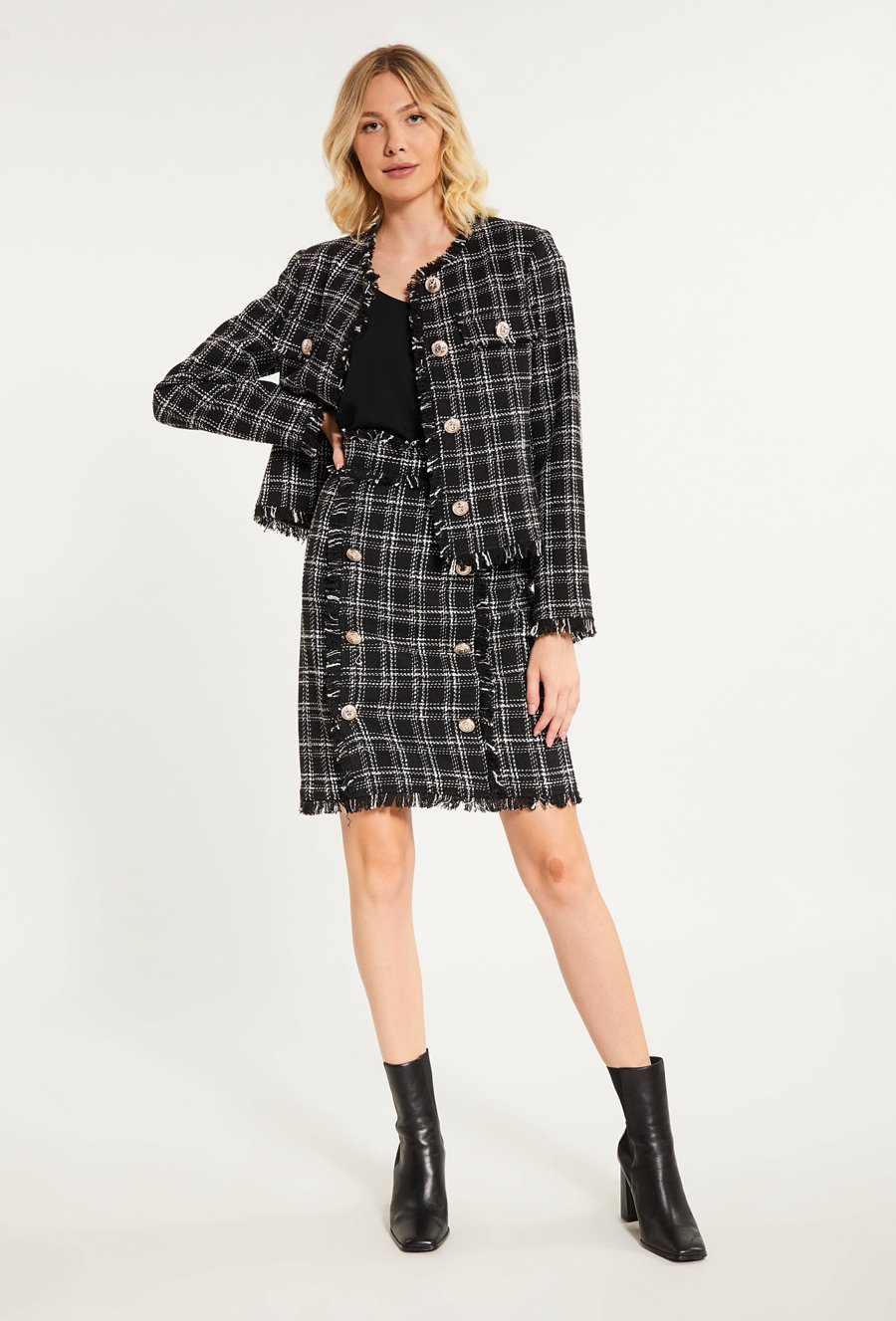 Żakiet damski z ozdobnym zapięciem na guzik