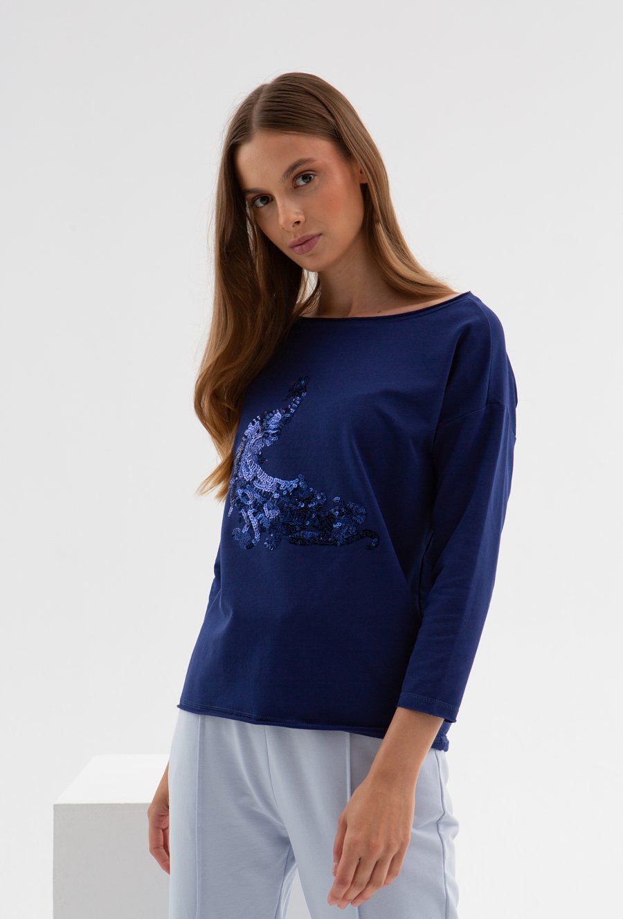 Bluza z cekinową aplikacją