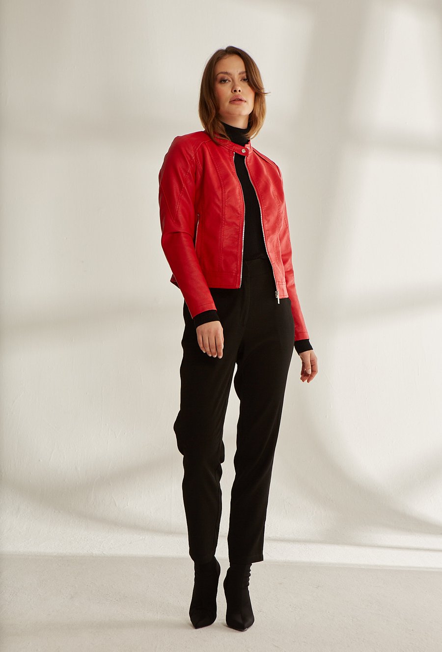 Czerwona kurtka typu biker