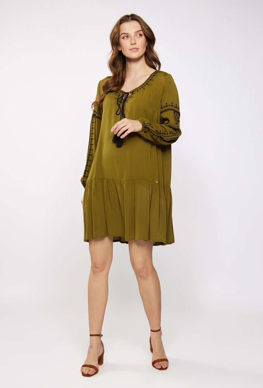 Sukienka o swobodnym kroju z falbaną