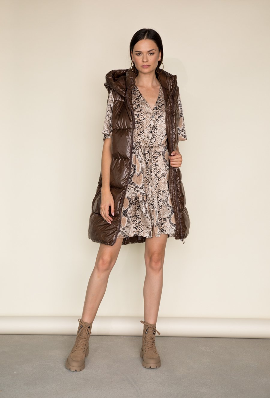 Lakierowana kamizelka damska z kapturem