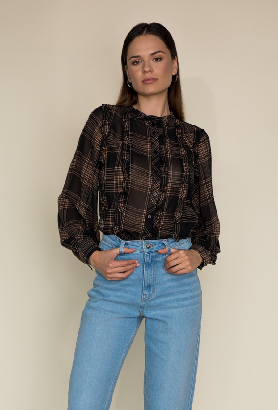 Wzorzysta bluzka damska z falbaną