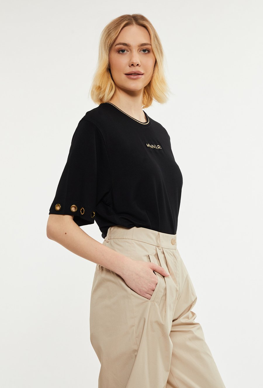 T-shirt z metalową aplikacją przy rękawkach