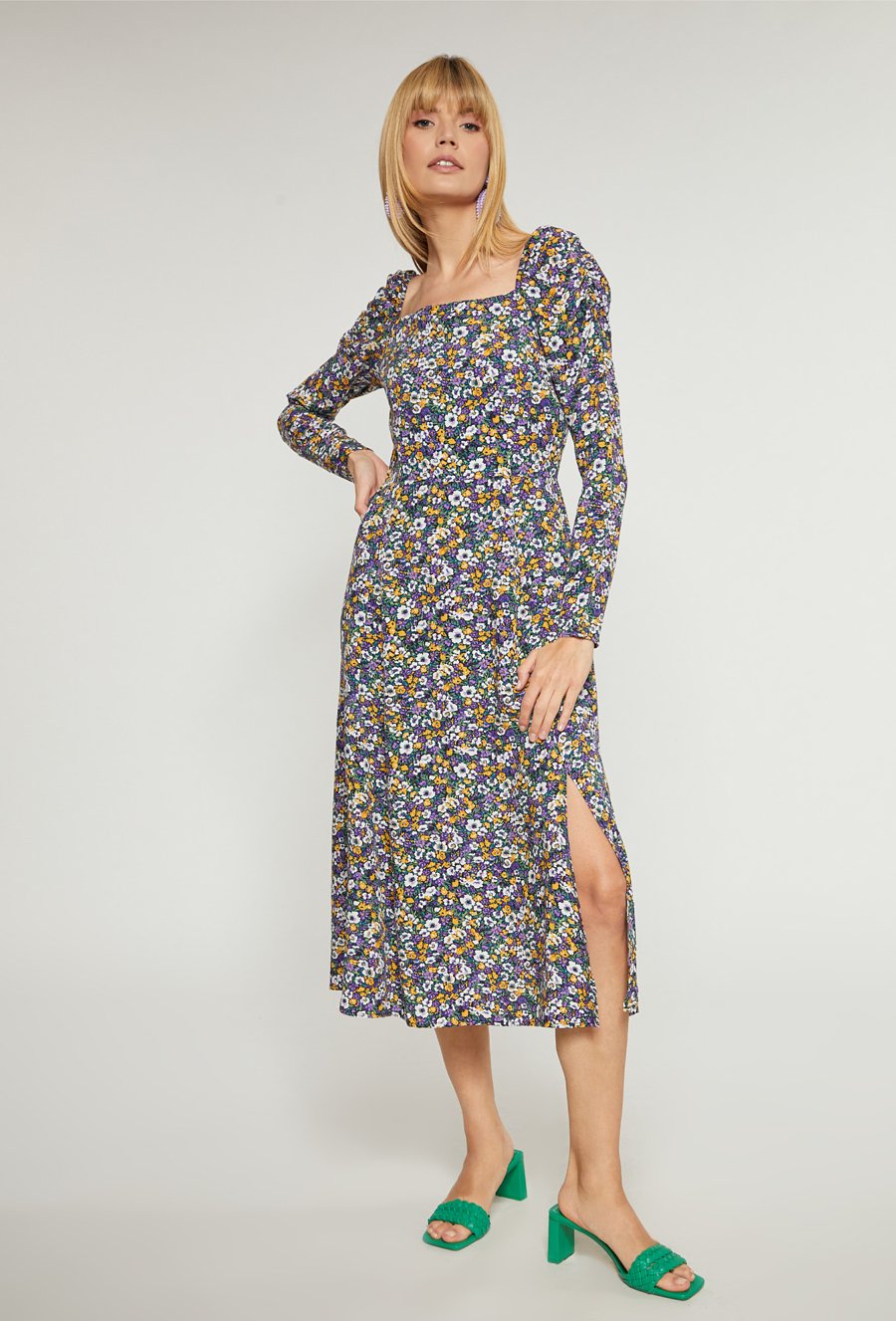 Sukienka w drobne kwiaty z bufkami na rękawie
