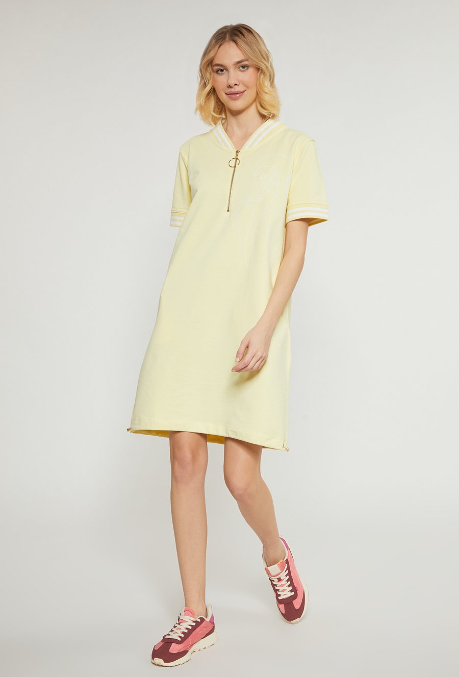 Sukienka damska z minimalistycznym nadrukiem