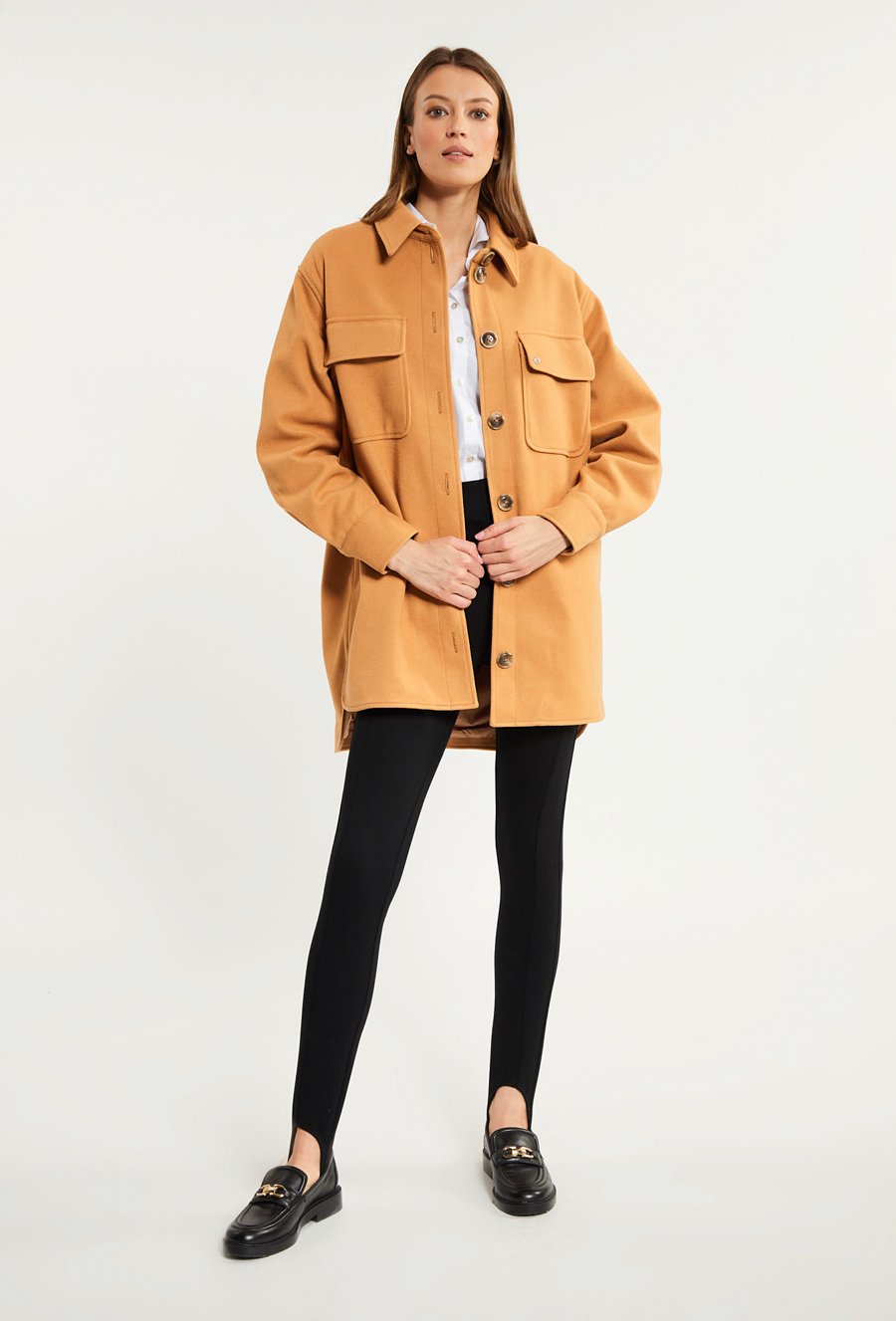 Gładka kurtka o koszulowym kroju