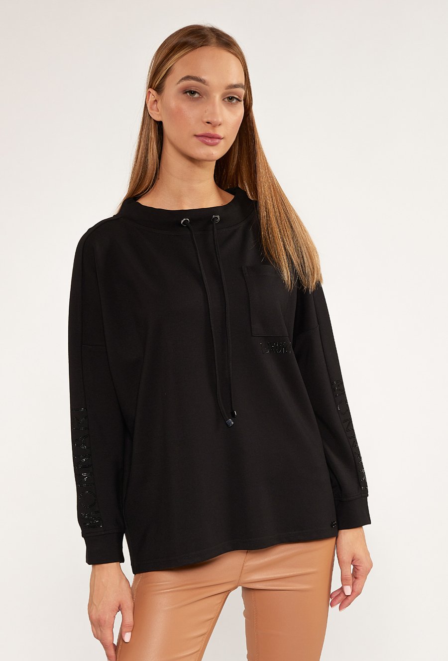 Bluza z dżetową aplikacją