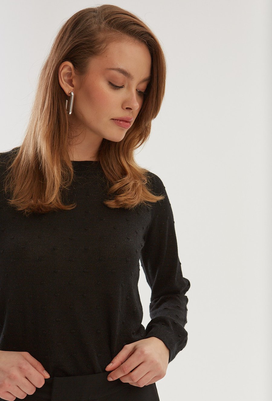 Połyskujący sweter z długim rękawem