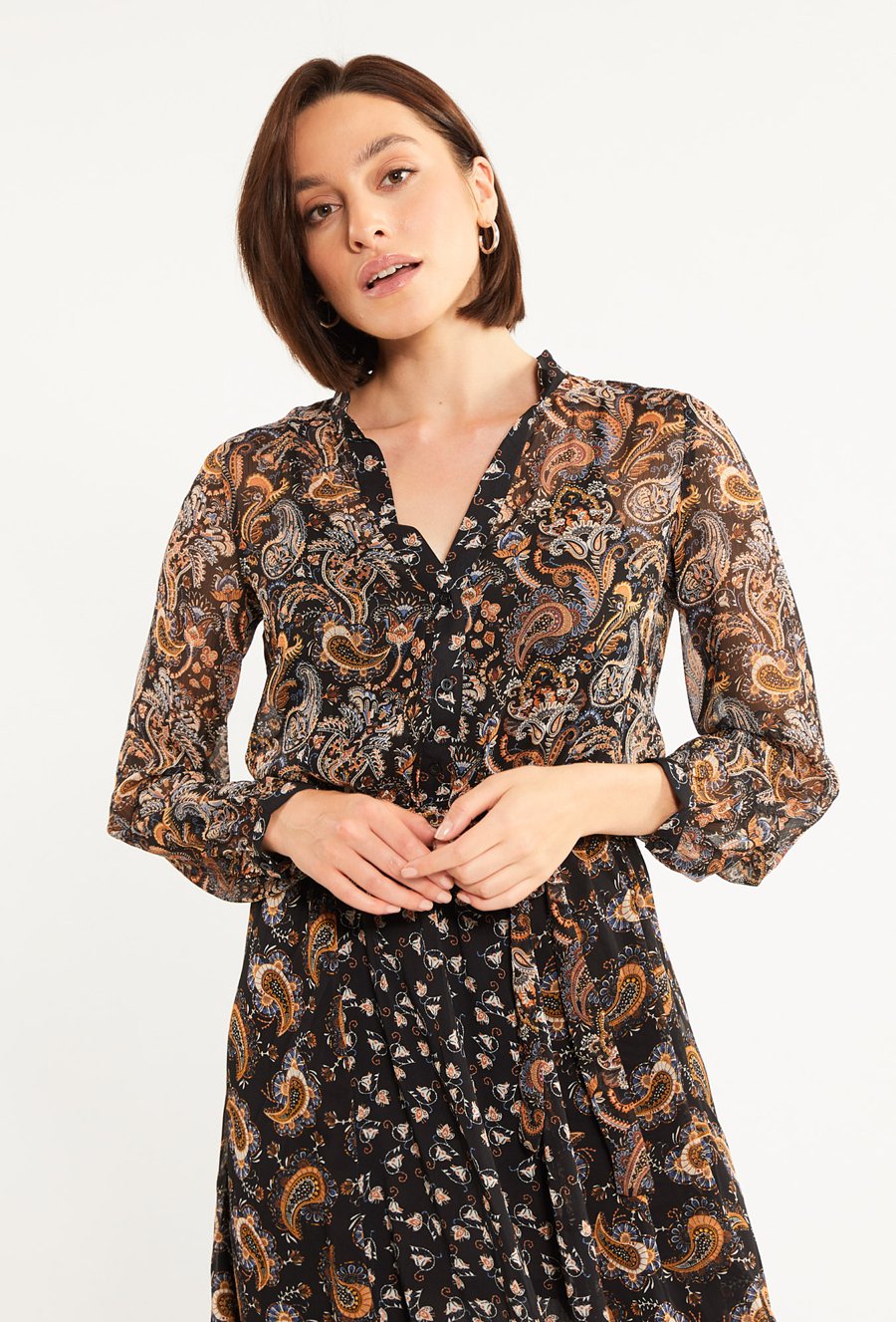 Wzorzysta sukienka midi z wiązaniem w talii