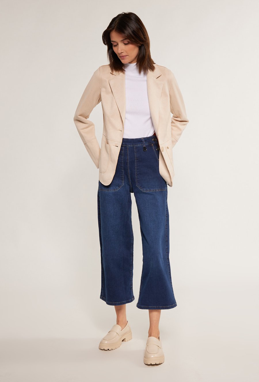 Zamszowy żakiet o klasycznym kroju