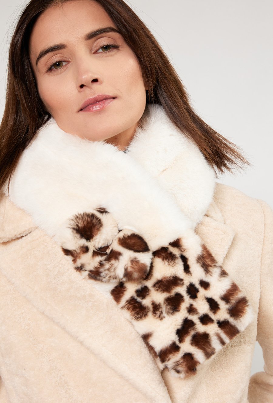 Szal z futerkiem i wzorem