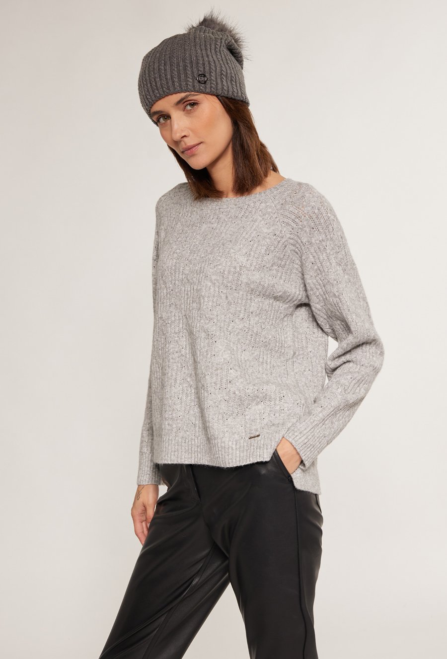 Czapka z warkoczowym splotem