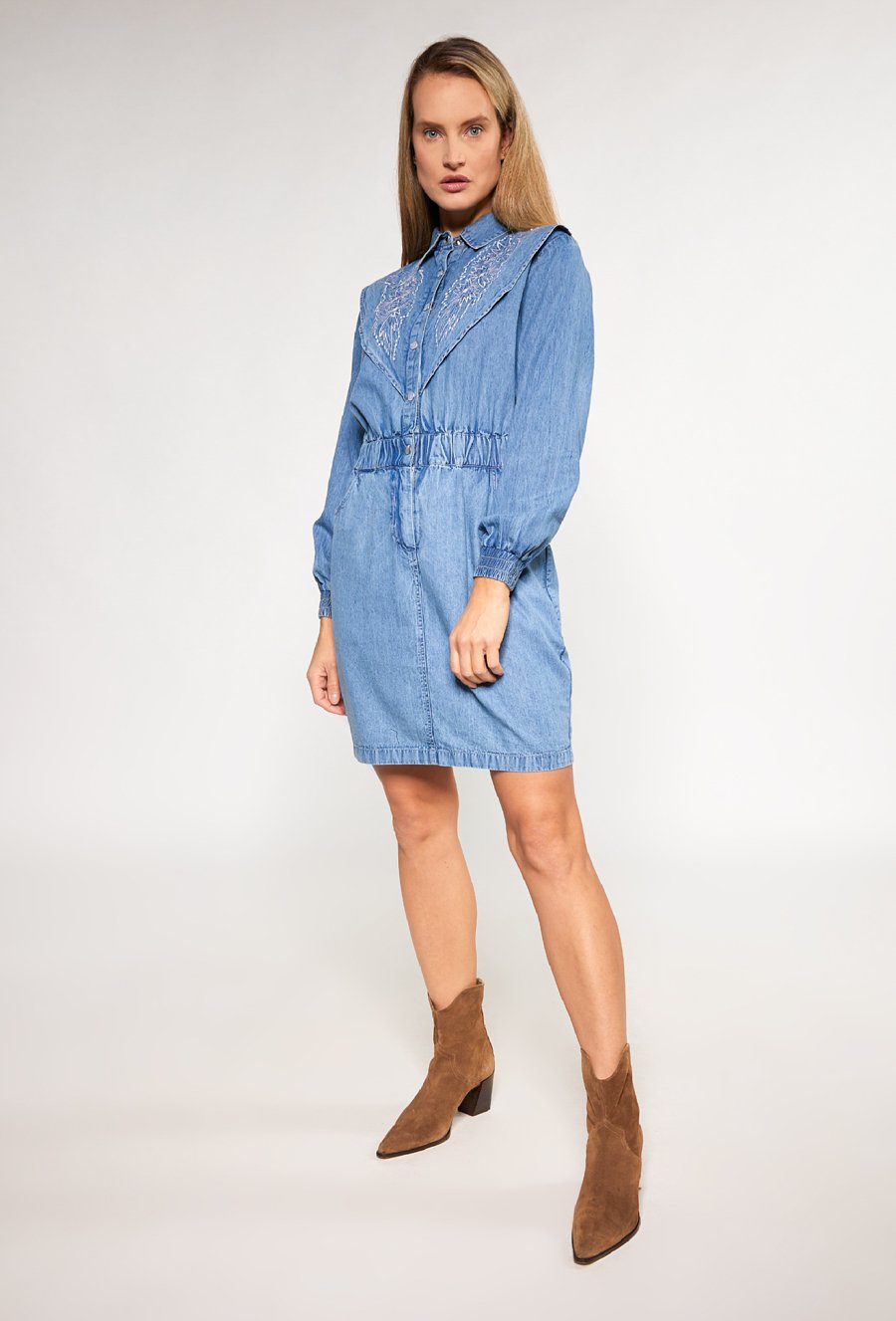 Sukienka ze ściągaczem w talii