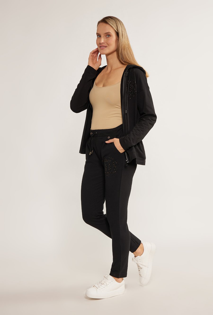 Dresowe spodnie damskie z dżetową aplikacją